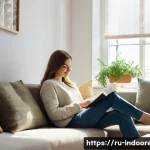 실내 미생물의 역할 - **Prompt:** A cozy and inviting living room in a modern Russian apartment during the daytime. Sunlig...